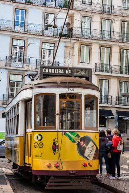 Ünlü Luis de Camoes Meydanı 'nda tramvay adı verilen geleneksel elektrik toplu taşımacılığı