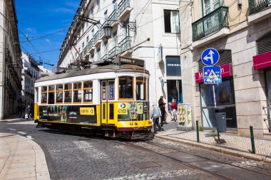 Ünlü Luis de Camoes Meydanı 'nda tramvay adı verilen geleneksel elektrik toplu taşımacılığı