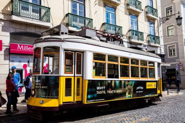 Ünlü Luis de Camoes Meydanı 'nda tramvay adı verilen geleneksel elektrik toplu taşımacılığı