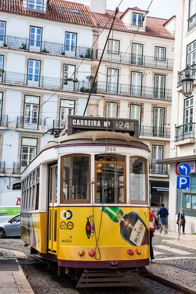 Transporte público elétrico tradicional chamado bonde na famosa Praça Luis de Camões — Fotografia de Stock