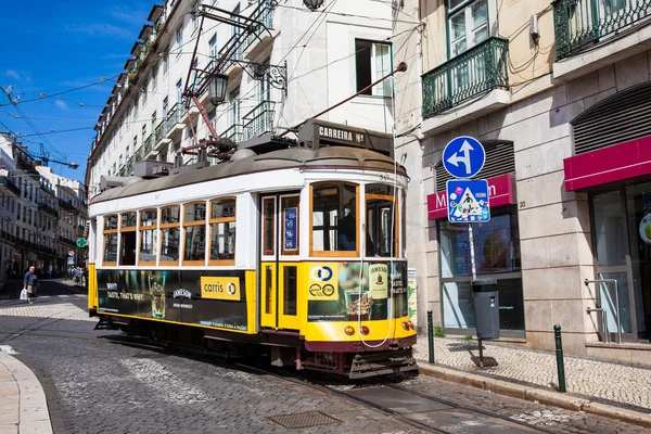 Ünlü Luis de Camoes Meydanı 'nda tramvay adı verilen geleneksel elektrik toplu taşımacılığı