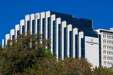 Lisboa şehrindeki Intercontinental Otel güzel bir bahar günü Eduardo Vii Parkı 'nın yanında yer alır.