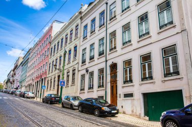 Portekiz 'in Lizbon şehrinde azulejos adı verilen seramik fayanslarla kaplı cephelerin geleneksel mimarisi