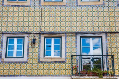 Portekiz 'in Lizbon şehrinde azulejos adı verilen seramik fayanslarla kaplı cephelerin geleneksel mimarisi