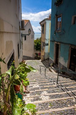Lizbon şehir merkezinde güzel sarp sokaklar