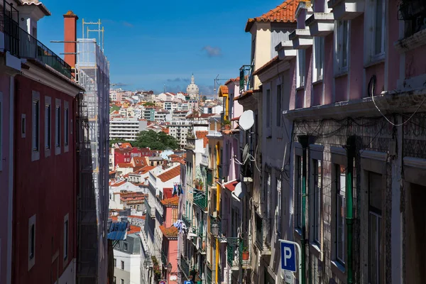 Vue sur la ville de Lisbonne par une belle journée ensoleillée — Photo