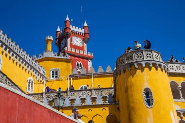 Portekiz 'in Sintra belediyesindeki Pena Sarayı' nı ziyaret eden turistler