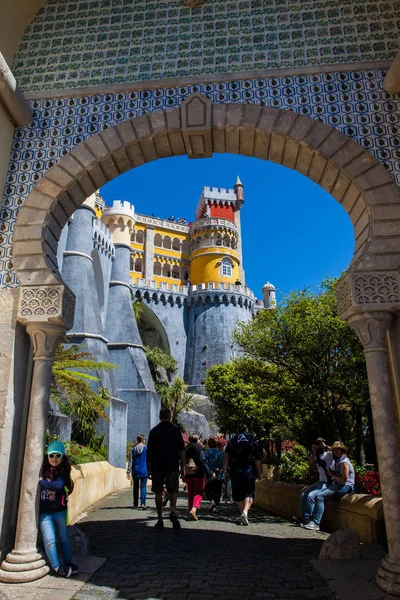 Τουρίστες που επισκέπτονται το παλάτι Pena που βρίσκεται στο δήμο Sintra της Πορτογαλίας — Φωτογραφία Αρχείου