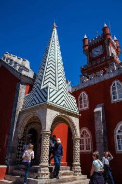 Portekiz 'in Sintra belediyesindeki Pena Sarayı' nı ziyaret eden turistler
