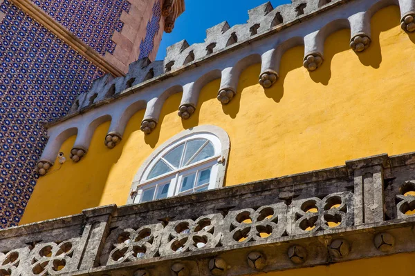 Detalle de la arquitectura del Palacio de Pena en el municipio de Sintra en Portugal — Foto de Stock