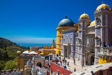 Portekiz 'in Sintra belediyesindeki Pena Sarayı' nı ziyaret eden turistler