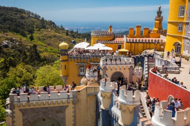 Portekiz 'in Sintra belediyesindeki Pena Sarayı' nı ziyaret eden turistler