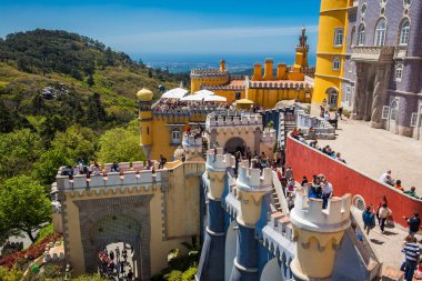 Portekiz 'in Sintra belediyesindeki Pena Sarayı' nı ziyaret eden turistler