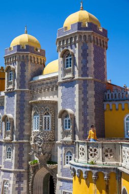  Portekiz 'in Sintra belediyesindeki Pena Sarayı' nı ziyaret eden genç bir turist kız.