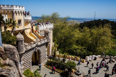 Portekiz 'in Sintra belediyesindeki Pena Sarayı' nı ziyaret eden turistler