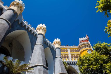 Portekiz 'in Sintra belediyesindeki Pena Sarayı' nı ziyaret eden turistler
