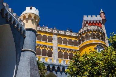 Portekiz 'in Sintra belediyesindeki Pena Sarayı' nı ziyaret eden turistler