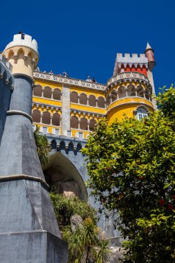 Portekiz 'in Sintra belediyesindeki Pena Sarayı' nı ziyaret eden turistler