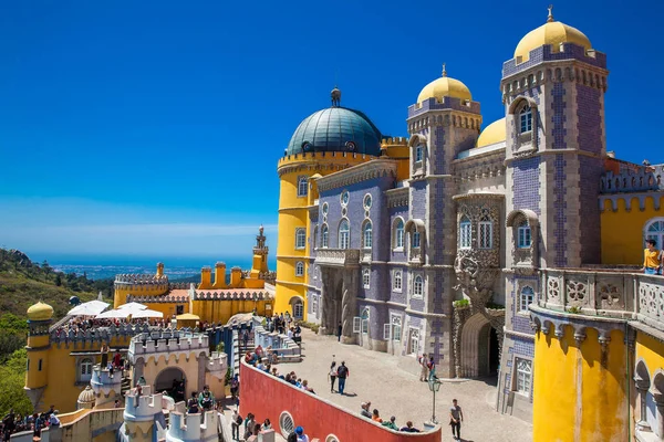 Portekiz 'in Sintra belediyesindeki Pena Sarayı' nı ziyaret eden turistler