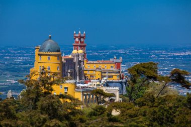 Pena Sarayı Sintra belediyesindeki Pena Park Bahçeleri 'nden görüldü.