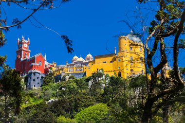 Pena Sarayı Sintra belediyesindeki Pena Park Bahçeleri 'nden görüldü.