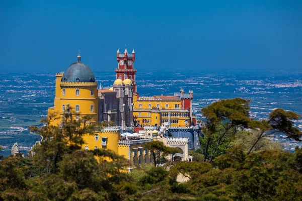 Pena Sarayı Sintra belediyesindeki Pena Park Bahçeleri 'nden görüldü.