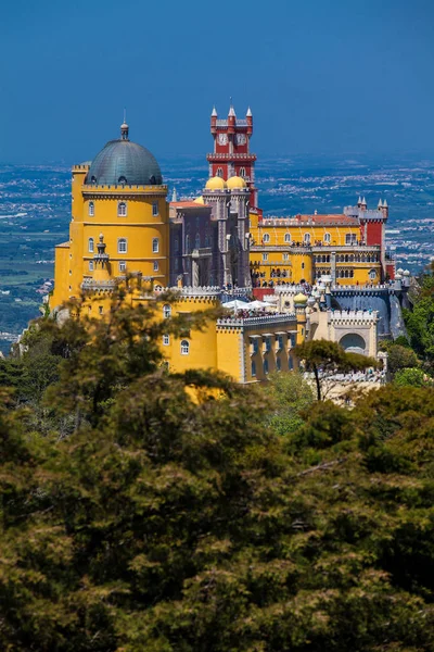 Paleis Pena vanaf de tuinen van Pena Park bij de gemeente Sintra — Stockfoto