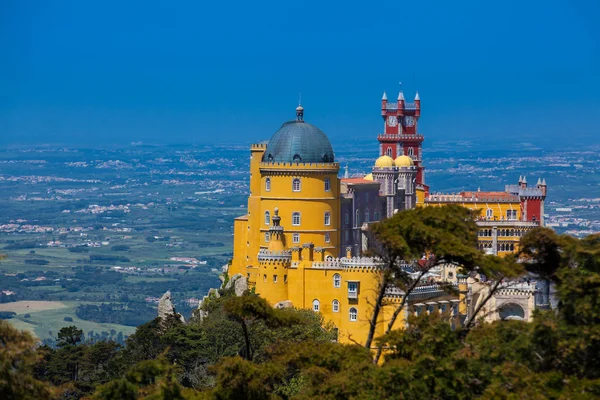 Pena Sarayı Sintra belediyesindeki Pena Park Bahçeleri 'nden görüldü.