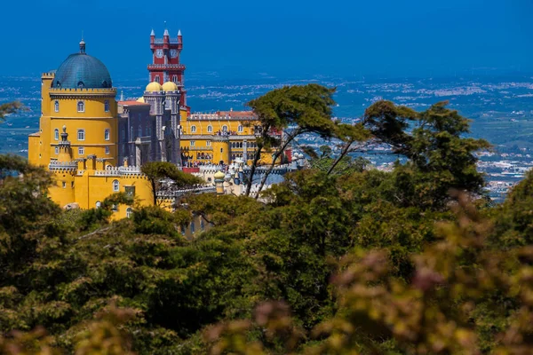 Palác Pena spatřen ze zahrad parku Pena v obci Sintra — Stock fotografie