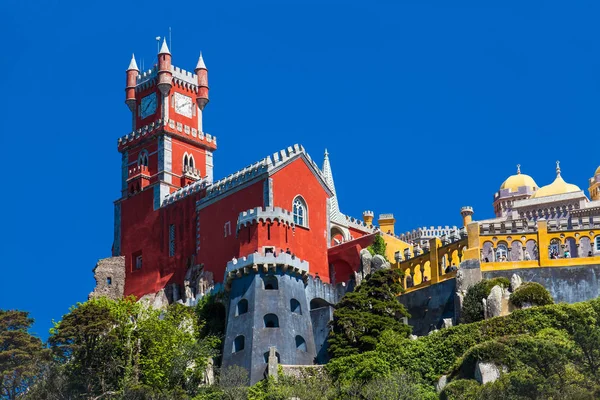 Pena Sarayı Sintra belediyesindeki Pena Park Bahçeleri 'nden görüldü.