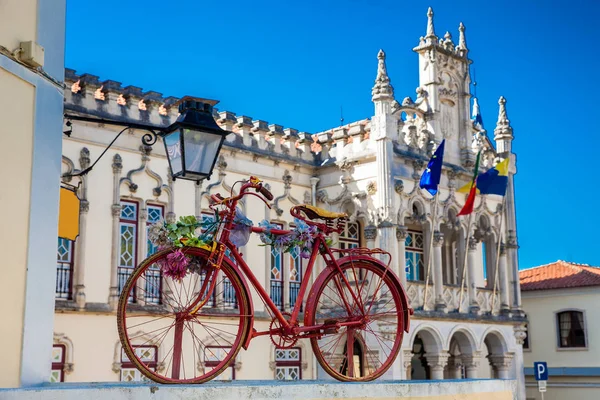 Antigua bicicleta decorada y edificio del Ayuntamiento de Sintra en el fondo — Foto de Stock