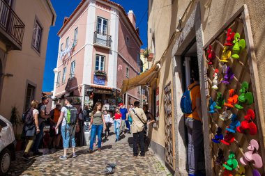 Güneşli bir bahar sabahında, Sintra 'nın güzel sokaklarında turistler ve yerliler