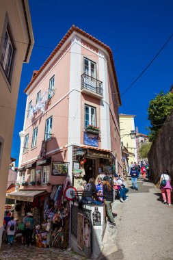 Güneşli bir bahar sabahında, Sintra 'nın güzel sokaklarında turistler ve yerliler