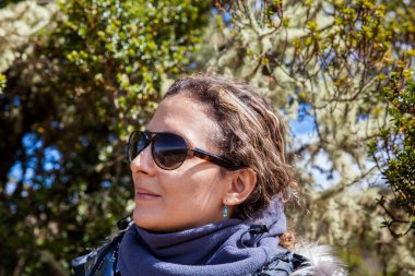 Kolombiya 'daki Cundinamarca Bölümü' nde güzel bir Paramo 'nun doğasını keşfeden genç bir kadın.