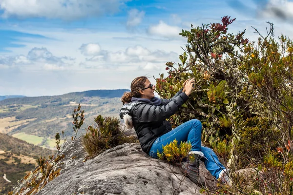 Young woman exploring the nature of a beautiful paramo at the department of Cundinamarca in Colombia — Stock Photo, Image