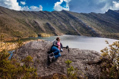 Kolombiya 'daki Cundinamarca Bölümü' nde güzel bir Paramo 'nun doğasını keşfeden genç bir kadın.