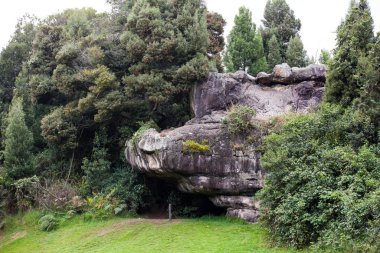 Facatativa belediyesindeki Piedras del Tunjo Arkeoloji Parkı 'nda dev kayalık oluşumlar