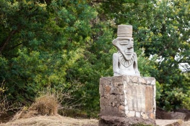 Facatativa belediyesindeki Piedras del Tunjo Arkeoloji Parkı 'ndaki Muisca kültürü tarafından detaylandırılmış antropomorfik nesnelerin dev bir kopyası.