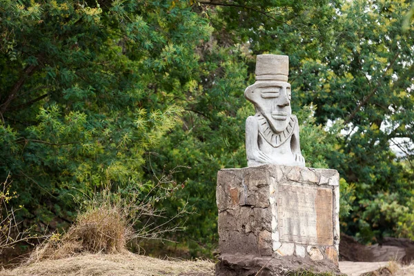 Riproduzione in pietra gigante degli oggetti antropomorfi elaborati dalla cultura Muisca nel Parco Archeologico delle Piedras del Tunjo nel comune di Facatativa — Foto Stock