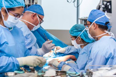 Bir grup cerrah dirsek ameliyatı yapıyor.
