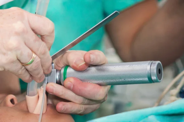 Anestesióloga que realiza intubación endotraqueal a una paciente al inicio de una cirugía —  Fotos de Stock