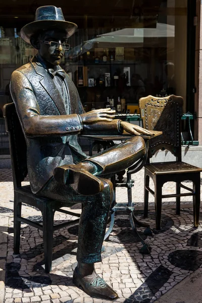 Statue des berühmten Dichters fernando pessoa in lisboa — Stockfoto