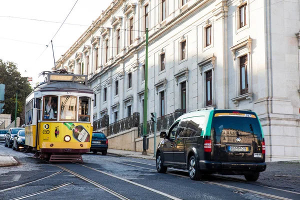 Lizbon Cumhuriyet Meclisi 'nin güzel sokaklarında eski model tramvay.