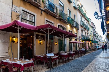 Lisboa 'daki Rua do Diario de Noticias restoranlarının manzarası