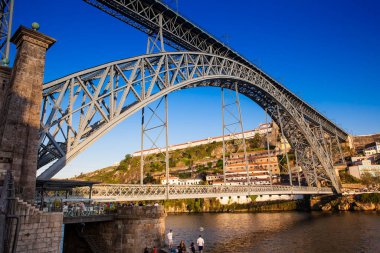 I. Dom Luis Portekiz 'in Porto ve Vila Nova de Gaia şehirleri arasındaki Douro Nehri üzerindeki metal kemerli köprü.