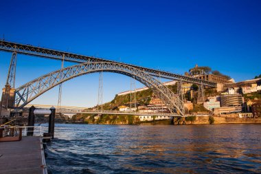 I. Dom Luis Portekiz 'in Porto ve Vila Nova de Gaia şehirleri arasındaki Douro Nehri üzerindeki metal kemerli köprü.
