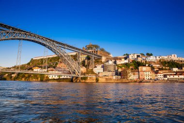 I. Dom Luis Portekiz 'in Porto ve Vila Nova de Gaia şehirleri arasındaki Douro Nehri üzerindeki metal kemerli köprü.