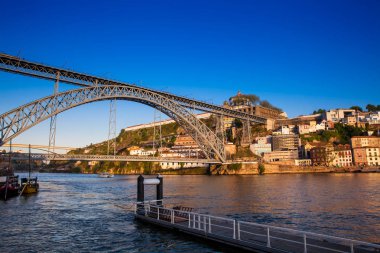 I. Dom Luis Portekiz 'in Porto ve Vila Nova de Gaia şehirleri arasındaki Douro Nehri üzerindeki metal kemerli köprü.