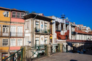 Dünya Keşif Müzesi ve Porto şehir merkezindeki Miragaia 'daki antika evlerin cepheleri.