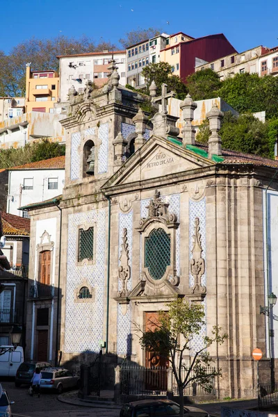 La storica Chiesa Parrocchiale di San Pedro de Miragaia nel centro di Porto — Foto Stock